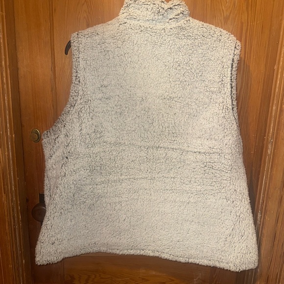 Reversible Cozy Black and White Sherpa Vest - Picture 3 of 6